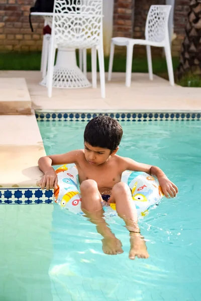 Glad Indisk Pojke Simmar Pool Kid Bär Baddräkt Tillsammans Med — Stockfoto