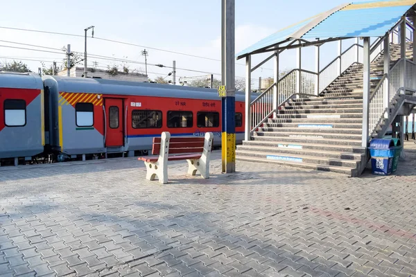インドのアムリッサール 2023年4月20日 午前中にアムリッサール駅のプラットフォームでインドの鉄道列車 パンジャブ駅アムリッサールのカラフルな列車 ロイヤリティフリーのストック写真