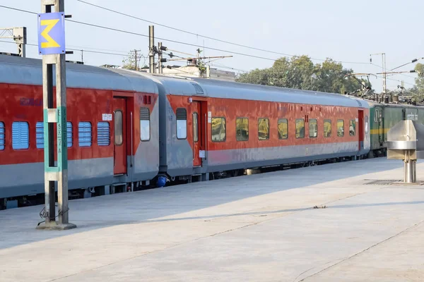 インドのアムリッサール 2023年4月20日 午前中にアムリッサール駅のプラットフォームでインドの鉄道列車 パンジャブ駅アムリッサールのカラフルな列車 ストックフォト