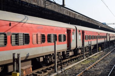 Amritsar, Hindistan, 20 Nisan 2023 - Amritsar tren istasyonunda sabah treni, Amritsar, Punjab tren istasyonunda renkli tren