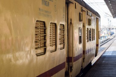 Amritsar, Hindistan, 20 Nisan 2023 - Amritsar tren istasyonunda sabah treni, Amritsar, Punjab tren istasyonunda renkli tren