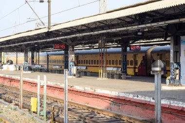 Amritsar, Hindistan, 20 Nisan 2023 - Amritsar tren istasyonunda sabah treni, Amritsar, Punjab tren istasyonunda renkli tren