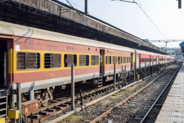 Amritsar, Hindistan, 20 Nisan 2023 - Amritsar tren istasyonunda sabah treni, Amritsar, Punjab tren istasyonunda renkli tren