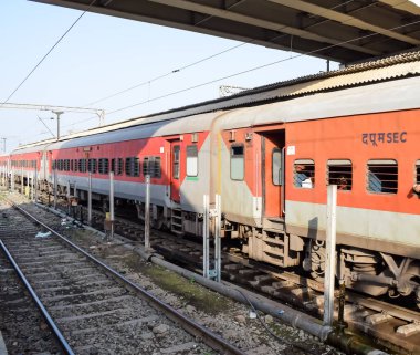 Amritsar, Hindistan, 20 Nisan 2023 - Amritsar tren istasyonunda sabah treni, Amritsar, Punjab tren istasyonunda renkli tren