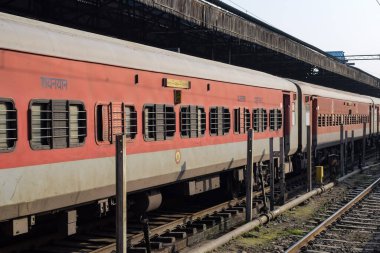 Amritsar, Hindistan, 20 Nisan 2023 - Amritsar tren istasyonunda sabah treni, Amritsar, Punjab tren istasyonunda renkli tren