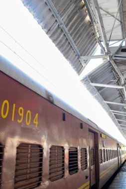 Amritsar, Hindistan, 20 Nisan 2023 - Amritsar tren istasyonunda sabah treni, Amritsar, Punjab tren istasyonunda renkli tren