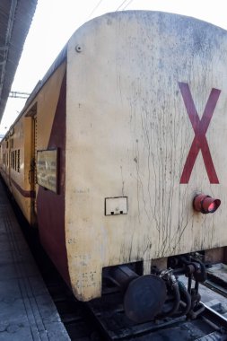 Amritsar, Hindistan, 20 Nisan 2023 - Amritsar tren istasyonunda sabah treni, Amritsar, Punjab tren istasyonunda renkli tren