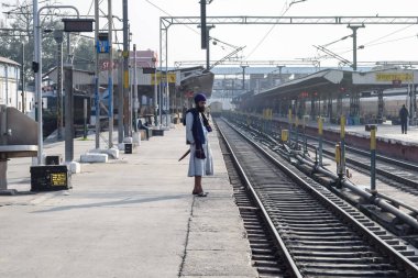 Amritsar, Hindistan, 20 Nisan 2023 - Amritsar tren istasyonunda sabah treni, Amritsar, Punjab tren istasyonunda renkli tren