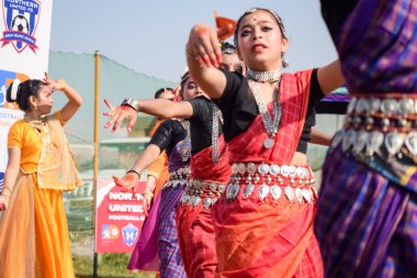 Yeni Delhi, Hindistan - 01 Temmuz 2023 - Bharathanatyam Hint klasik odissi dansçıları sahnede sahne alacaklar. Güzel Hintli dansçı kızlar Hint dansı duruşunda. Hint klasik dansı Bharatanatyam