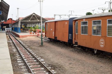 Kalka, Haryana, Hindistan 14 Mayıs 2023 - Hindistan 'daki Kalka tren istasyonu, oyuncak tren yolu manzarası, Hint tren yolu kavşağı, ağır sanayi