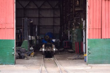 Kalka, Haryana, Hindistan 14 Mayıs 2023 - Hindistan 'daki Kalka tren istasyonu, oyuncak tren yolu manzarası, Hint tren yolu kavşağı, ağır sanayi