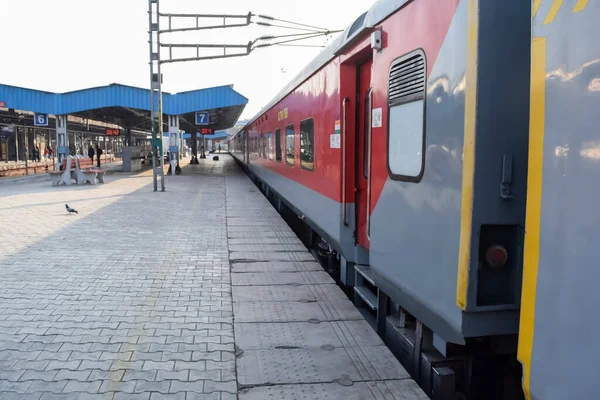 印度安利萨尔 2023年4月20日 印度铁路列车在安利萨尔火车站站台 五彩缤纷的列车在旁遮普省安利萨尔火车站 — 图库照片