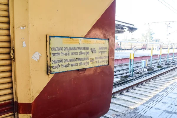 Amritsar Indie Kwietnia 2023 Indyjski Pociąg Kolejowy Peronie Amritsar Godzinach — Zdjęcie stockowe