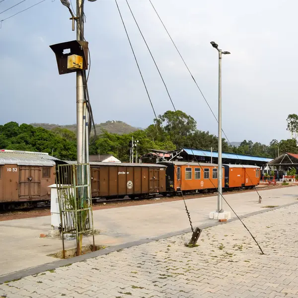 Kalka, Haryana, Hindistan 14 Mayıs 2023 - Hindistan 'daki Kalka tren istasyonu, oyuncak tren yolu manzarası, Hint tren yolu kavşağı, ağır sanayi