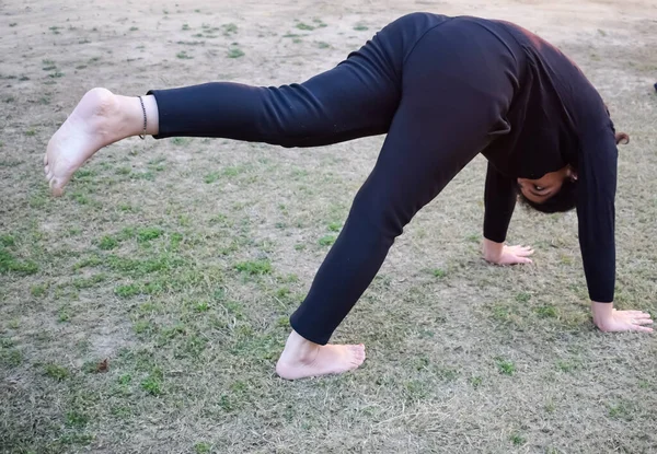 Young Indian Woman Practicing Yoga Outdoor Park Beautiful Girl Practice — Stock fotografie