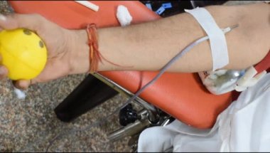 Kan bağışı kampındaki kan bağışı kampı her yıl 14 Haziran 'da, Balaji Tapınağı, Vivek Vihar, Delhi, Hindistan' da, kan bağışı için düzenlenen Dünya Kan bağışı gününde, Kan Bağışı Kampı 'nda el ele tutulur.