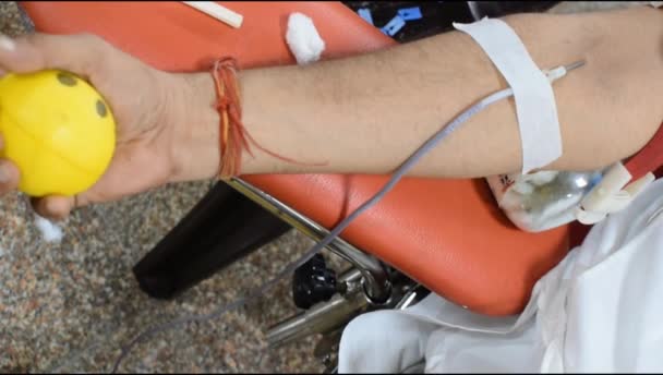Donatore Sangue Campo Donazione Sangue Tenuto Con Una Palla Gonfiabile — Video Stock
