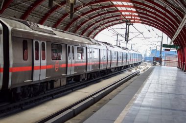 Yeni Delhi Hindistan - 10 Ağustos 2023 - Delhi Metro treni Yeni Delhi, Hindistan, Asya 'daki Jhandewalan metro istasyonuna varıyor.
