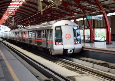 Yeni Delhi Hindistan - 10 Ağustos 2023 - Delhi Metro treni Yeni Delhi, Hindistan, Asya 'daki Jhandewalan metro istasyonuna varıyor.