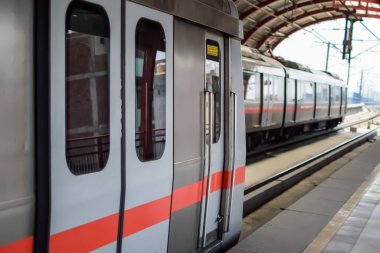 Yeni Delhi Hindistan - 10 Ağustos 2023 - Delhi Metro treni Yeni Delhi, Hindistan, Asya 'daki Jhandewalan metro istasyonuna varıyor.