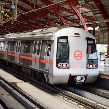 Yeni Delhi Hindistan - 10 Ağustos 2023 - Delhi Metro treni Yeni Delhi, Hindistan, Asya 'daki Jhandewalan metro istasyonuna varıyor.