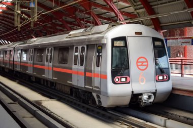 Yeni Delhi Hindistan - 10 Ağustos 2023 - Delhi Metro treni Yeni Delhi, Hindistan, Asya 'daki Jhandewalan metro istasyonuna varıyor.
