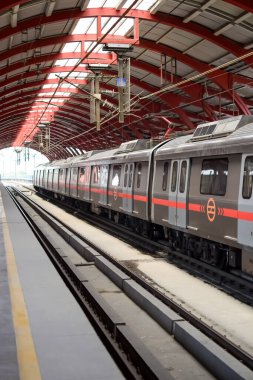 Yeni Delhi Hindistan - 10 Ağustos 2023 - Delhi Metro treni Yeni Delhi, Hindistan, Asya 'daki Jhandewalan metro istasyonuna varıyor.