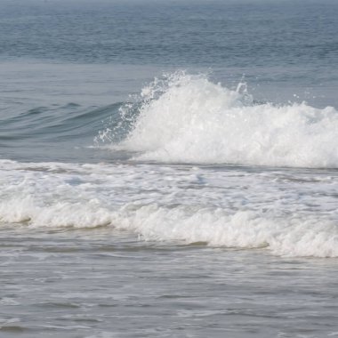 Sabah erken saatlerde Calangute sahilindeki Arap denizinin inanılmaz manzarası Goa, Hindistan, Okyanus sahili manzarası