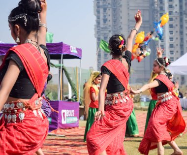 Yeni Delhi, Hindistan - 01 Temmuz 2023 - Bharathanatyam Hint klasik odissi dansçıları sahnede sahne alacaklar. Güzel Hintli dansçı kızlar Hint dansı duruşunda. Hint klasik dansı Bharatanatyam