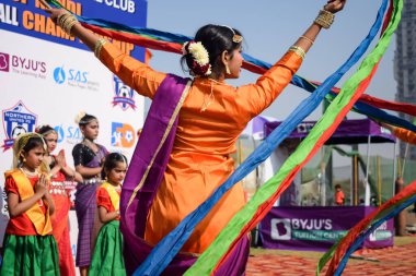 Yeni Delhi, Hindistan - 01 Temmuz 2023 - Bharathanatyam Hint klasik odissi dansçıları sahnede sahne alacaklar. Güzel Hintli dansçı kızlar Hint dansı duruşunda. Hint klasik dansı Bharatanatyam