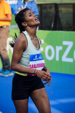 Yeni Delhi, Hindistan - 16 Ekim 2022 - Bitmek üzere olan maraton katılımcılarının bitiş çizgisini geçmek üzere olan Delhi Yarı Maratonu 2022