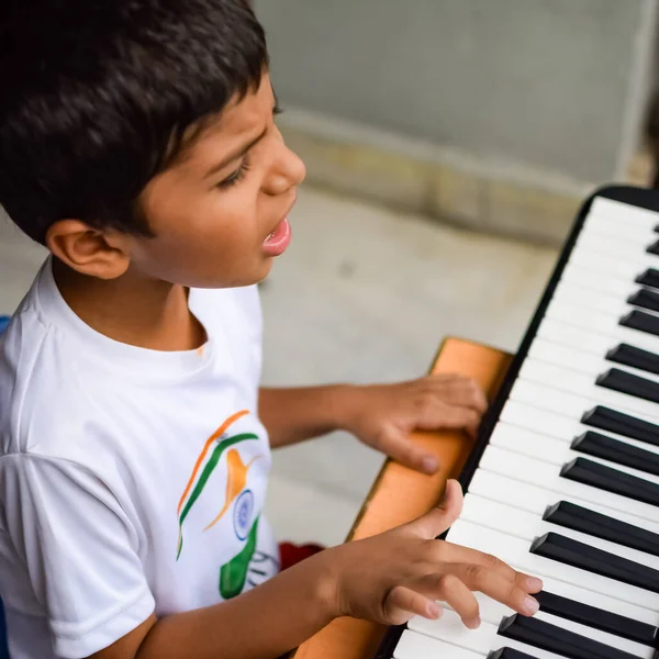 Asiatisk Pojke Som Spelar Synt Eller Piano Söt Liten Unge Royaltyfria Stockbilder