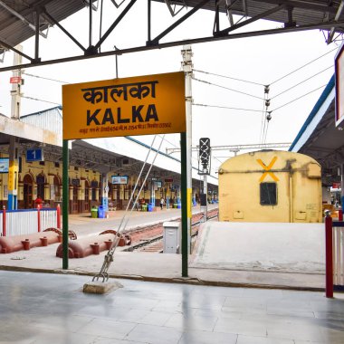 Kalka, Haryana, Hindistan 14 Mayıs 2023 - Oyuncak treninin gündüz Kalka Shimla 'dan geçtiği Kalka tren istasyonunun görüntüsü, Oyuncak tren istasyonu, Hint tren yolu kavşağı, ağır sanayi