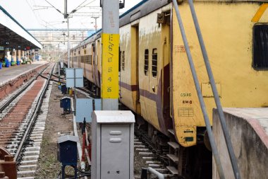 Kalka, Haryana, Hindistan 14 Mayıs 2023 - Oyuncak treninin gündüz Kalka Shimla 'dan geçtiği Kalka tren istasyonunun görüntüsü, Oyuncak tren istasyonu, Hint tren yolu kavşağı, ağır sanayi