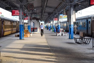 Kalka, Haryana, Hindistan 14 Mayıs 2023 - Oyuncak treninin gündüz Kalka Shimla 'dan geçtiği Kalka tren istasyonunun görüntüsü, Oyuncak tren istasyonu, Hint tren yolu kavşağı, ağır sanayi