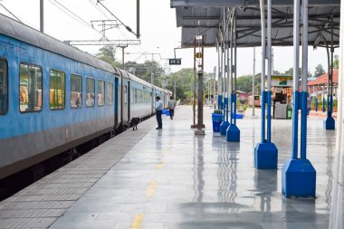 Kalka, Haryana, Hindistan 14 Mayıs 2023 - Oyuncak treninin gündüz Kalka Shimla 'dan geçtiği Kalka tren istasyonunun görüntüsü, Oyuncak tren istasyonu, Hint tren yolu kavşağı, ağır sanayi