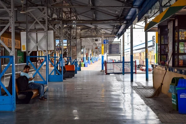 Kalka, Haryana, Hindistan 14 Mayıs 2023 - Oyuncak treninin gündüz Kalka Shimla 'dan geçtiği Kalka tren istasyonunun görüntüsü, Oyuncak tren istasyonu, Hint tren yolu kavşağı, ağır sanayi