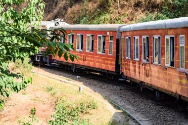 Shimla, Himachal Pradesh, Hindistan - 14 Mayıs 2022 - Oyuncak tren Kalka-Shimla rotası, tepe, oyuncak tren Kalka 'dan Shimla' ya yeşil doğal orman arasında hareket