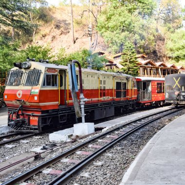 Shimla, Himachal Pradesh, Hindistan - 14 Mayıs 2022 - Oyuncak tren Kalka-Shimla rotası, tepe, oyuncak tren Kalka 'dan Shimla' ya yeşil doğal orman arasında hareket