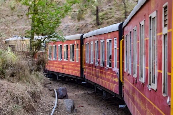 Shimla, Himachal Pradesh, Hindistan - 14 Mayıs 2022 - Oyuncak tren Kalka-Shimla rotası, tepe, oyuncak tren Kalka 'dan Shimla' ya yeşil doğal orman arasında hareket