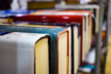 Yeni Delhi, Hindistan, 9 Ağustos 2023 - Delhi Uluslararası Kitap Fuarı 'ndaki bir kitap standında raflarda bulunan çeşitli kitaplar, Yıllık Kitap Fuarı' nda sergilenen kitaplar.