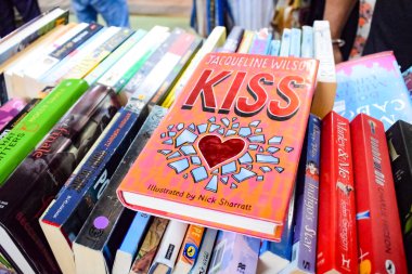 Yeni Delhi, Hindistan, 9 Ağustos 2023 - Delhi Uluslararası Kitap Fuarı 'ndaki bir kitap standında raflarda bulunan çeşitli kitaplar, Yıllık Kitap Fuarı' nda sergilenen kitaplar.