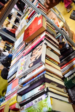 Yeni Delhi, Hindistan, 9 Ağustos 2023 - Delhi Uluslararası Kitap Fuarı 'ndaki bir kitap standında raflarda bulunan çeşitli kitaplar, Yıllık Kitap Fuarı' nda sergilenen kitaplar.