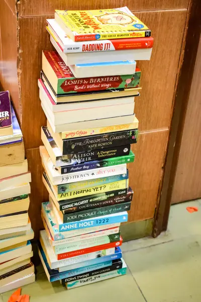 Yeni Delhi, Hindistan, 9 Ağustos 2023 - Delhi Uluslararası Kitap Fuarı 'ndaki bir kitap standında raflarda bulunan çeşitli kitaplar, Yıllık Kitap Fuarı' nda sergilenen kitaplar.