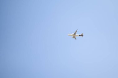 Yeni Delhi, Hindistan, 16 Nisan 2023 - Vistara Airbus A320 neo Indra Gandhi Uluslararası Havalimanı Delhi, Vistara iç uçakları gündüz mavi gökyüzünde uçuyor