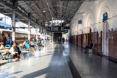 Amritsar, Hindistan, 20 Nisan 2023 - Amritsar tren istasyonunda sabah treni, Amritsar, Punjab tren istasyonunda renkli tren
