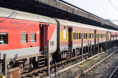 Amritsar, Hindistan, 20 Nisan 2023 - Amritsar tren istasyonunda sabah treni, Amritsar, Punjab tren istasyonunda renkli tren