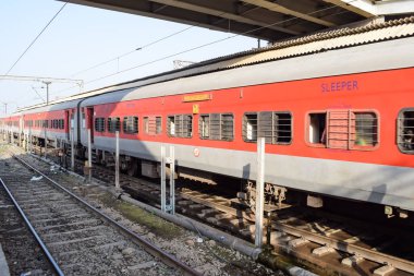 Amritsar, Hindistan, 20 Nisan 2023 - Amritsar tren istasyonunda sabah treni, Amritsar, Punjab tren istasyonunda renkli tren