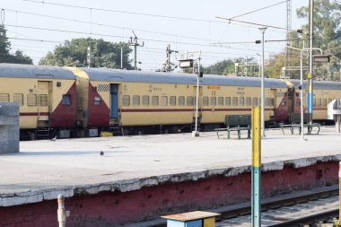 Amritsar, Hindistan, 20 Nisan 2023 - Amritsar tren istasyonunda sabah treni, Amritsar, Punjab tren istasyonunda renkli tren