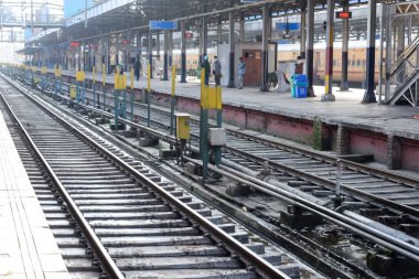 Amritsar, Hindistan, 20 Nisan 2023 - Amritsar tren istasyonunda sabah treni, Amritsar, Punjab tren istasyonunda renkli tren